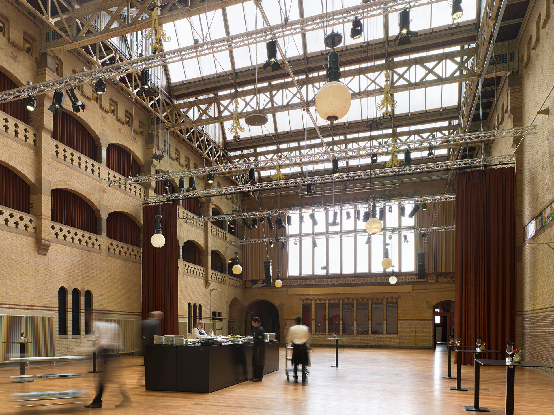 Graanbeurszaal (the corn exchange hall) before-after 