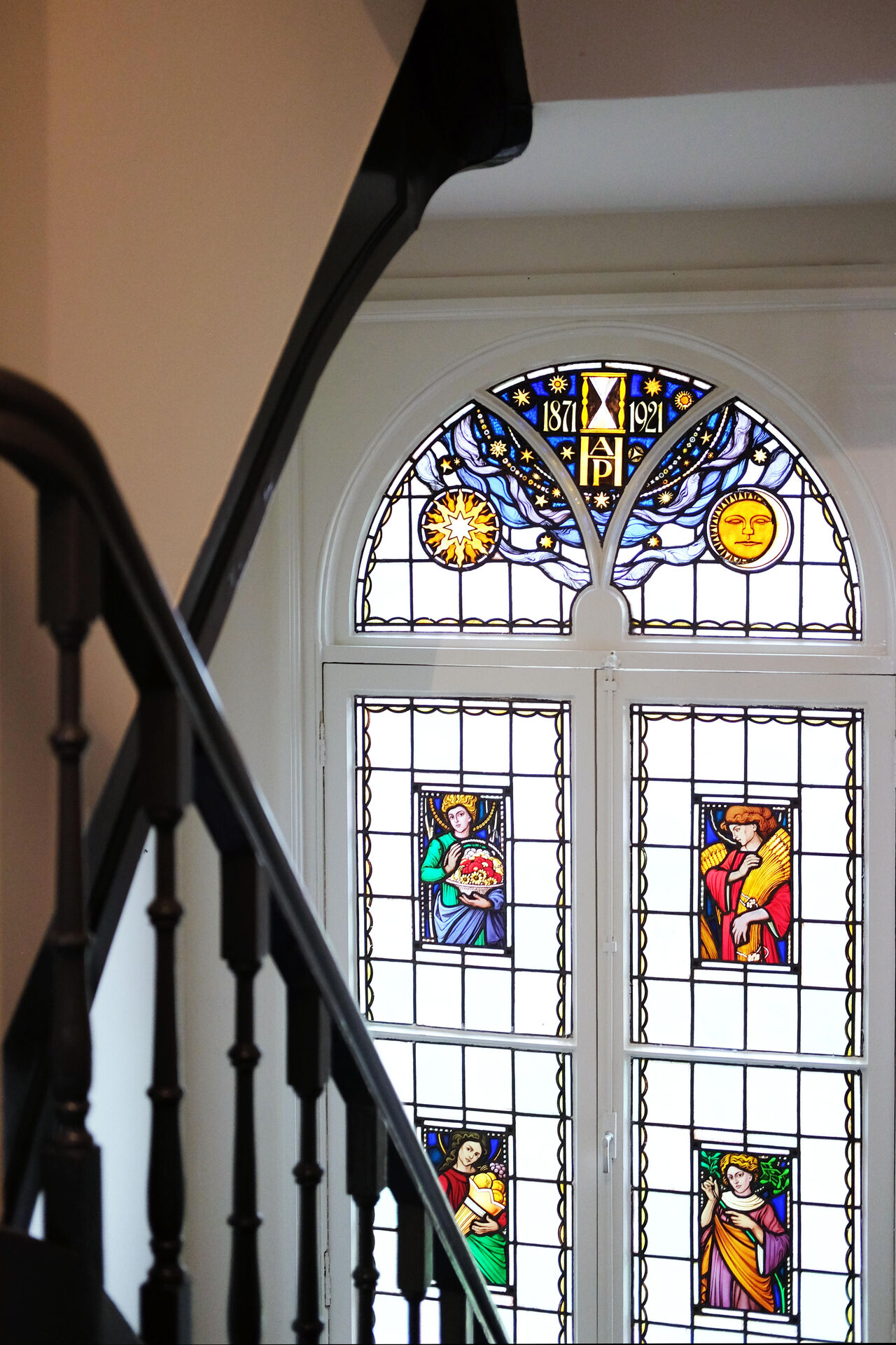 Kleurgebruik gerenoveerd trappenhuis afgestemd op de glas in lood ramen