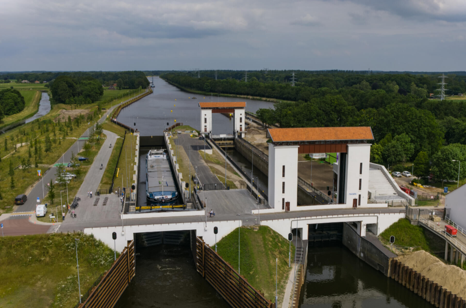 Renewed lock complex Eefde is opened