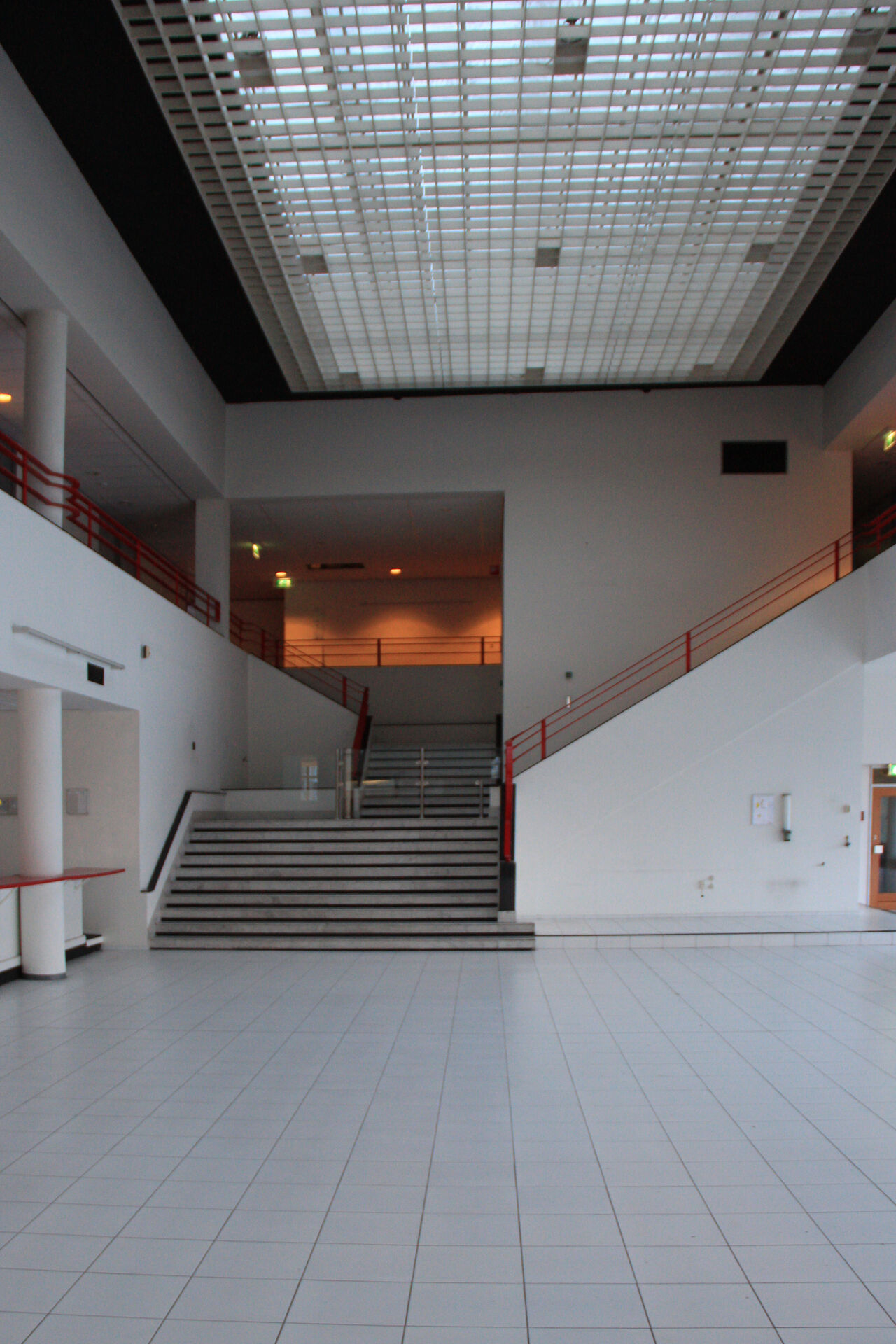 Voor en na interieur atrium